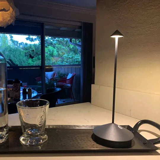 LumiCore | Lampada da Tavolo LED Wireless con Stile