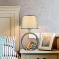 Moderna Ragazza Lettura Resina Luce Notturna 1-Luce Lampada da Tavolo con Paralume in Tessuto Conico Blu
