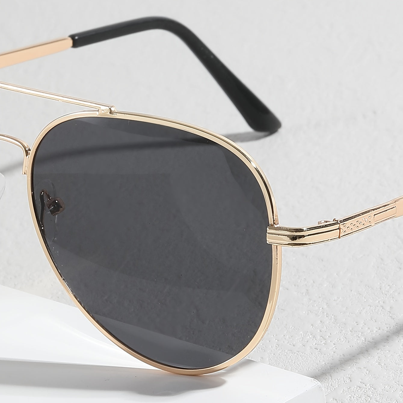 Occhiali da sole pilota per uomini – Design senza tempo in metallo e plastica per uso quotidiano