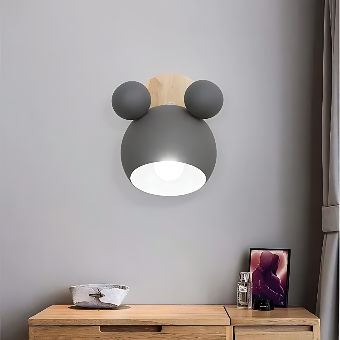 LumiMickey Applique Murale Nordico | Adorabile applique a LED a forma di Topolino per una cameretta e una sala giochi accoglienti.