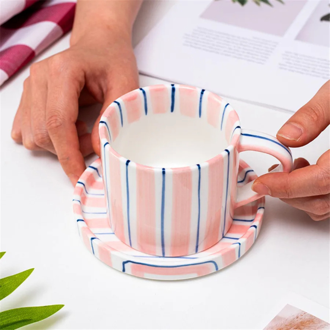 Set da Caffè in Ceramica RetroChic | Tazza e piattino dipinti a mano per momenti di bevande sofisticate