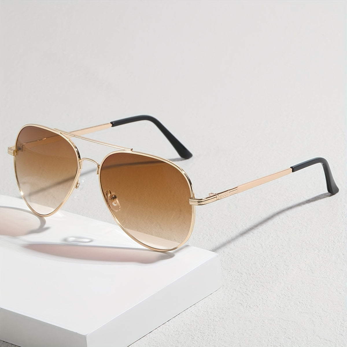 Occhiali da sole pilota per uomini – Design senza tempo in metallo e plastica per uso quotidiano