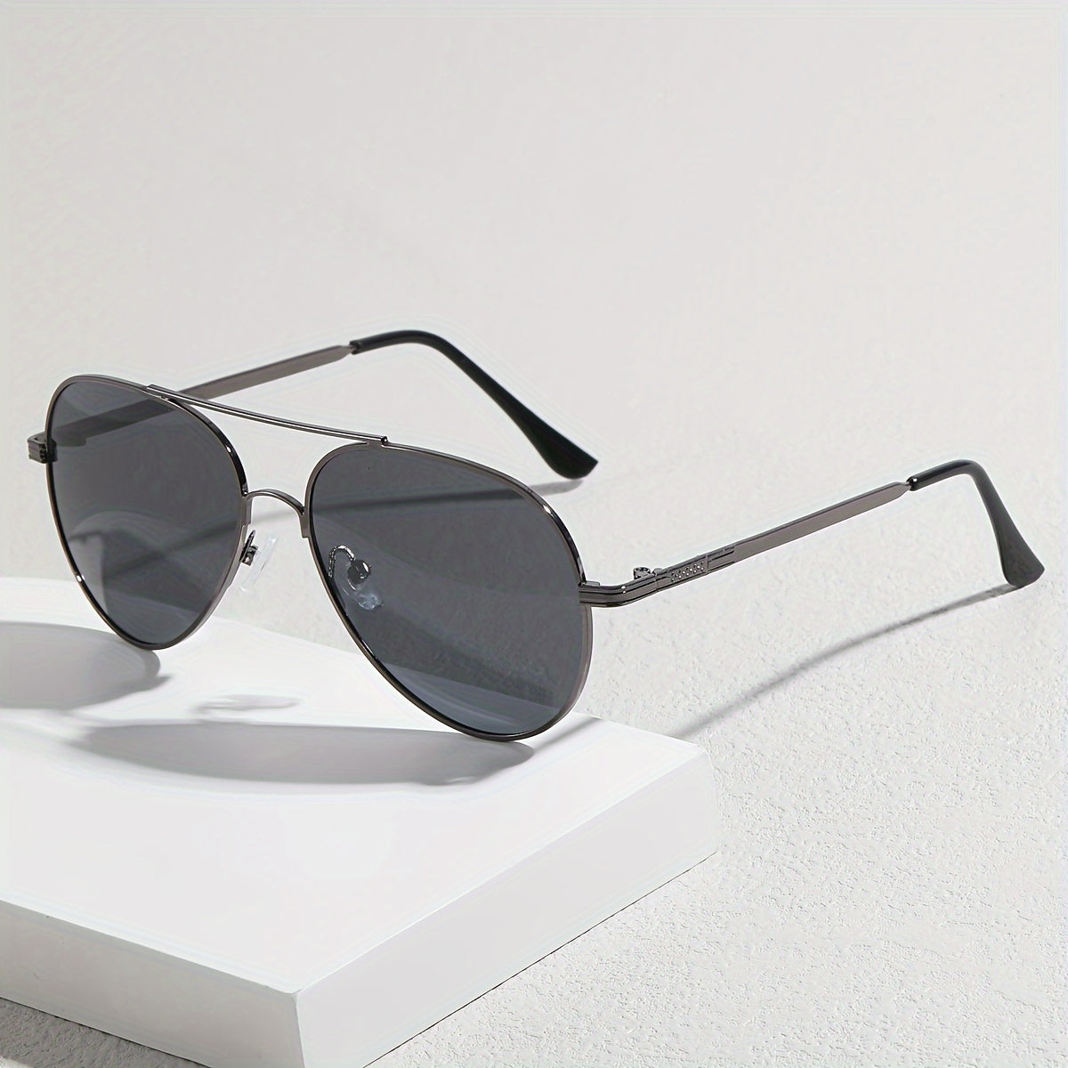 Occhiali da sole pilota per uomini – Design senza tempo in metallo e plastica per uso quotidiano