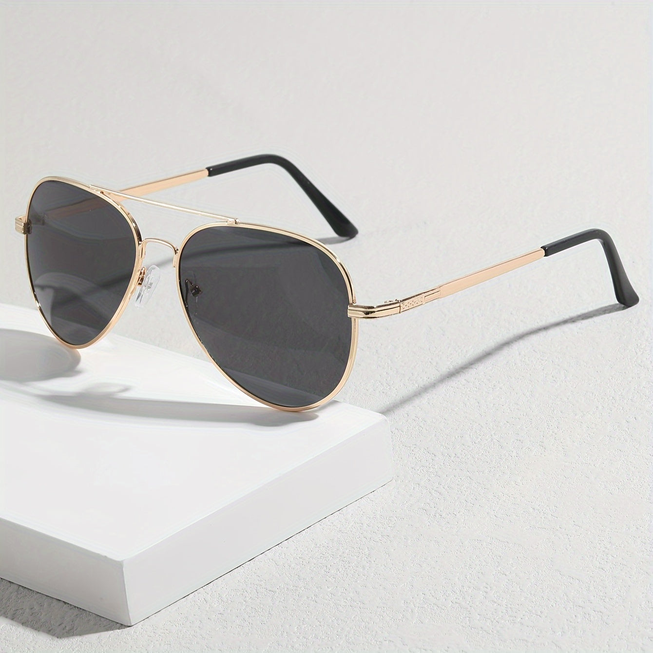 Occhiali da sole pilota per uomini – Design senza tempo in metallo e plastica per uso quotidiano