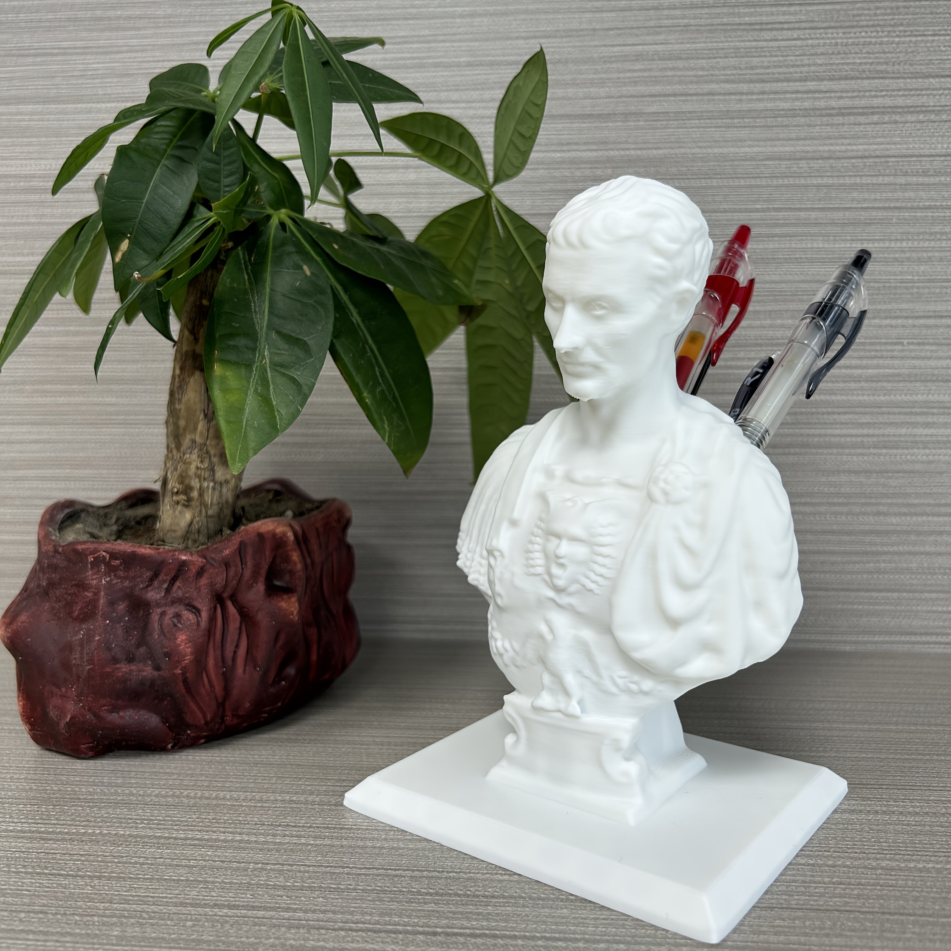 La Penna di Cesare – Supporto per Penna Creativo di Giulio Cesare