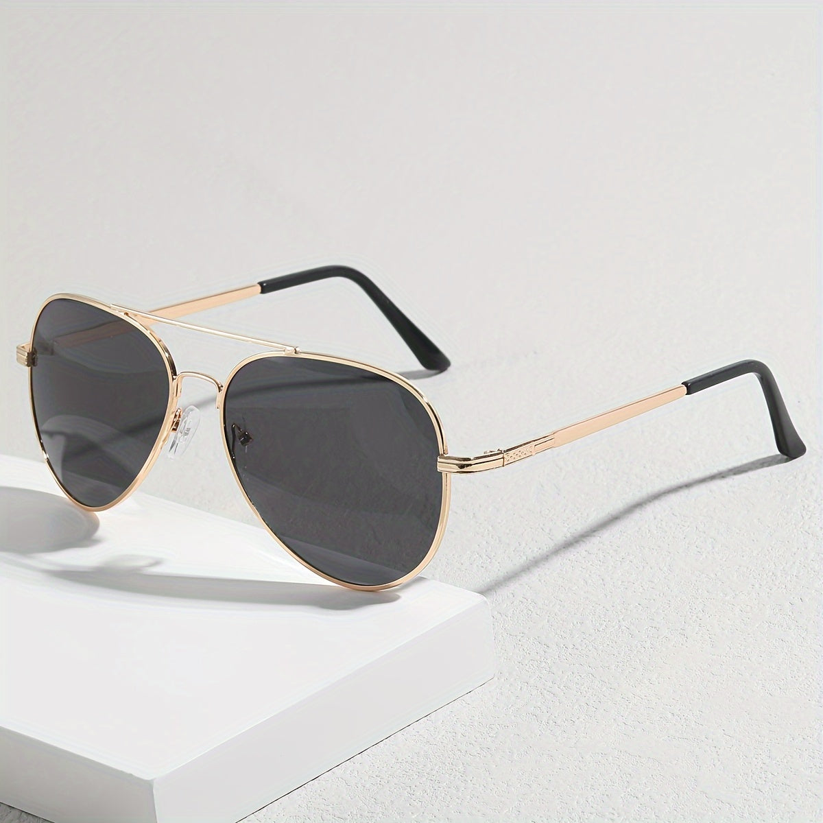 Occhiali da sole pilota per uomini – Design senza tempo in metallo e plastica per uso quotidiano
