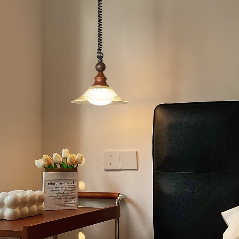 Lampada a sospensione con accenti in legno