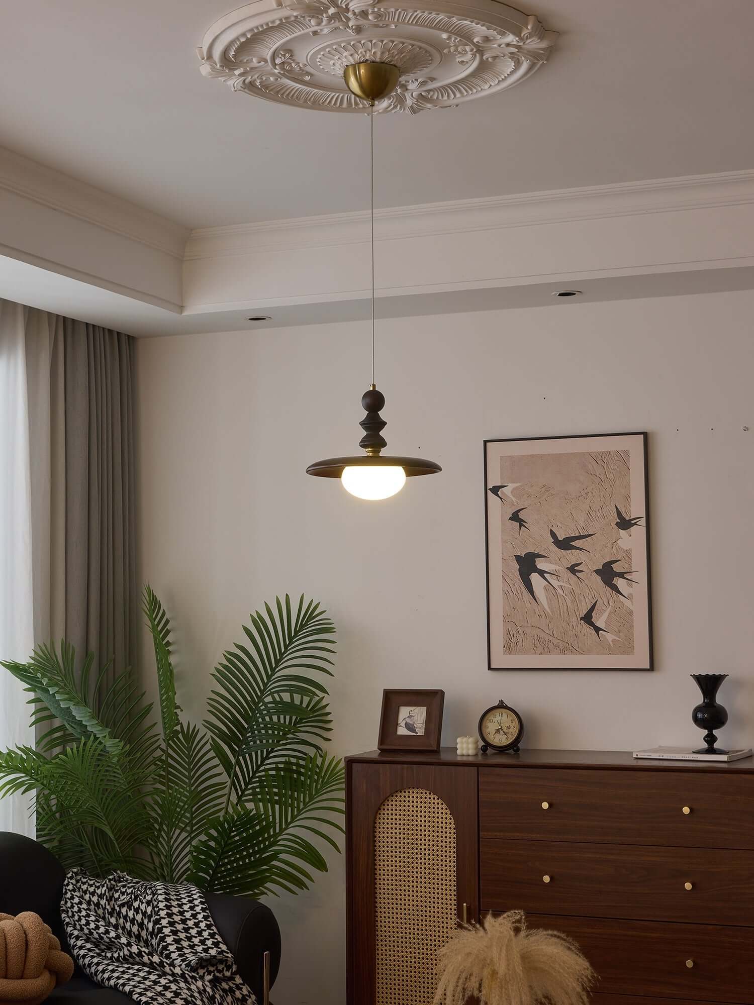 Lampada a sospensione con accenti in legno