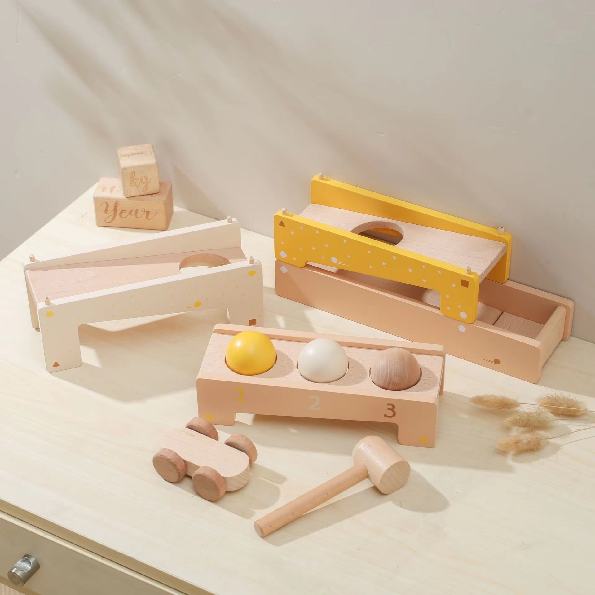 Pista per Palline in Legno con Martello e Auto – Gioco di Spinta