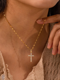 Collana Croce con Finitura Dorata, Zirconi Luccicanti e Stile Spirituale
