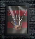 Luvas e Camisola de Freddy Krueger em Caixa de Sombra | Moldura Fotográfica em Madeira de Pesadelo - Das Profundezas