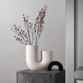 Vase minimaliste en forme de U
