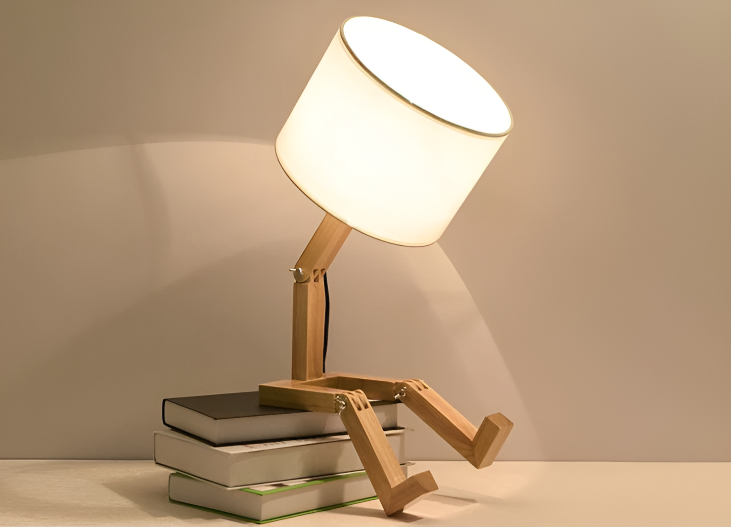 Lampada da Scrivania in Legno Flessibile – LumoBot