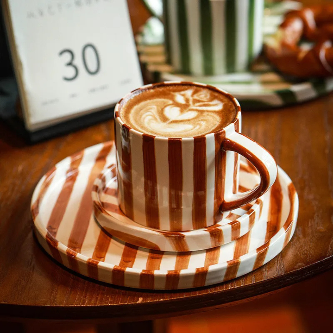 Set da Caffè in Ceramica RetroChic | Tazza e piattino dipinti a mano per momenti di bevande sofisticate
