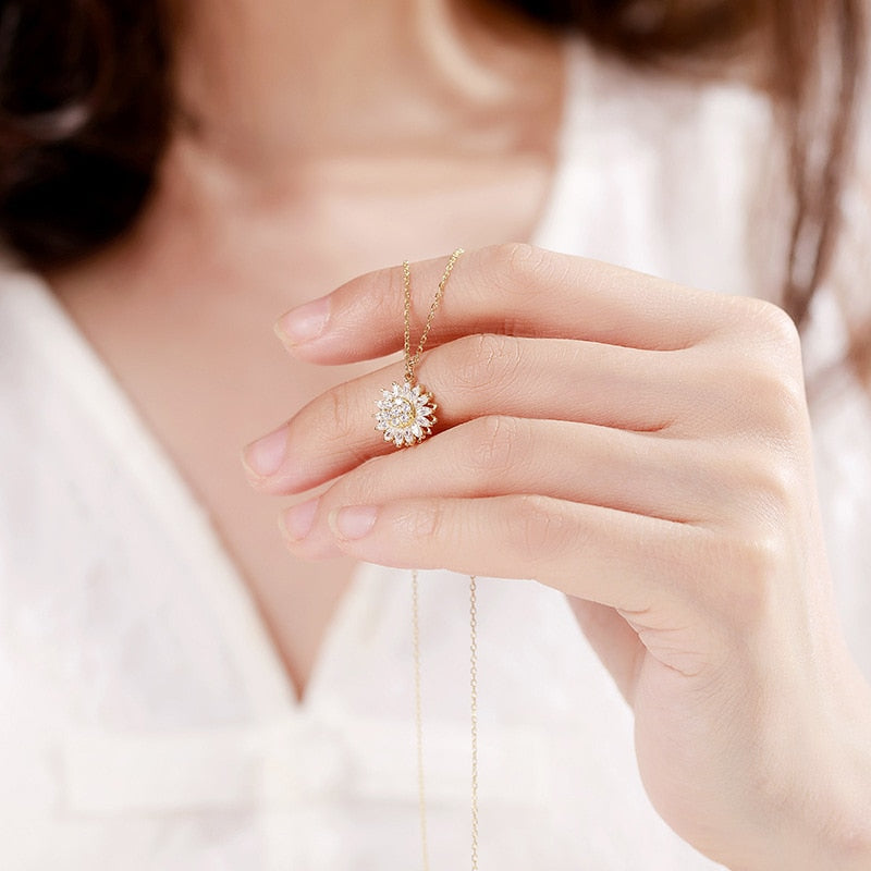 Collana Regolabile GoldenBloom | Pendente Girasole Rotante per un'Eleganza Senza Tempo