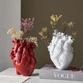 Vase d'art en céramique en forme de cœur avec plantes séchées