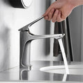 Torneira de casa de banho elegante - com alavanca única para um conforto intemporal