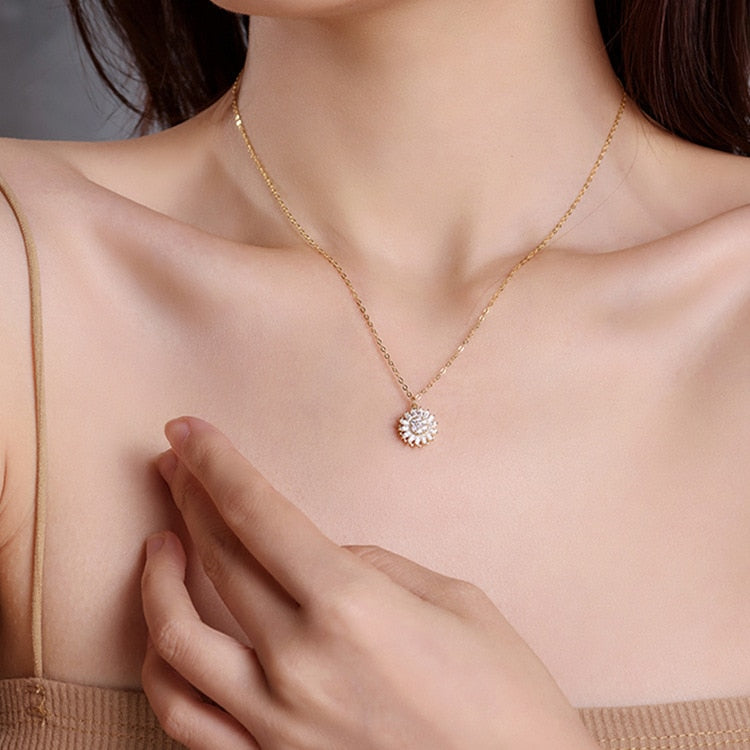 Collana Regolabile GoldenBloom | Pendente Girasole Rotante per un'Eleganza Senza Tempo