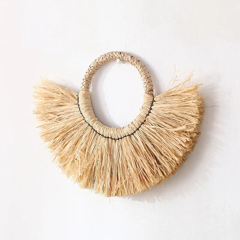 Decorazione da Parete Boho in Raffia – Autentica e Atmosferica