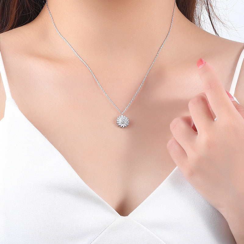 Collana Regolabile GoldenBloom | Pendente Girasole Rotante per un'Eleganza Senza Tempo