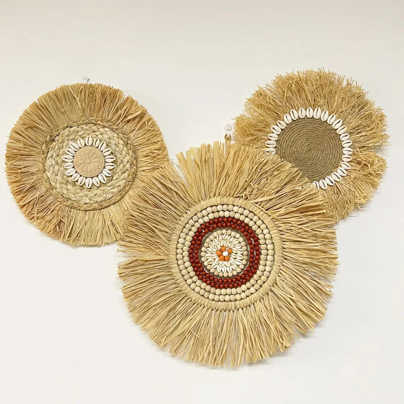 Decorazione da Parete Boho in Raffia – Autentica e Atmosferica