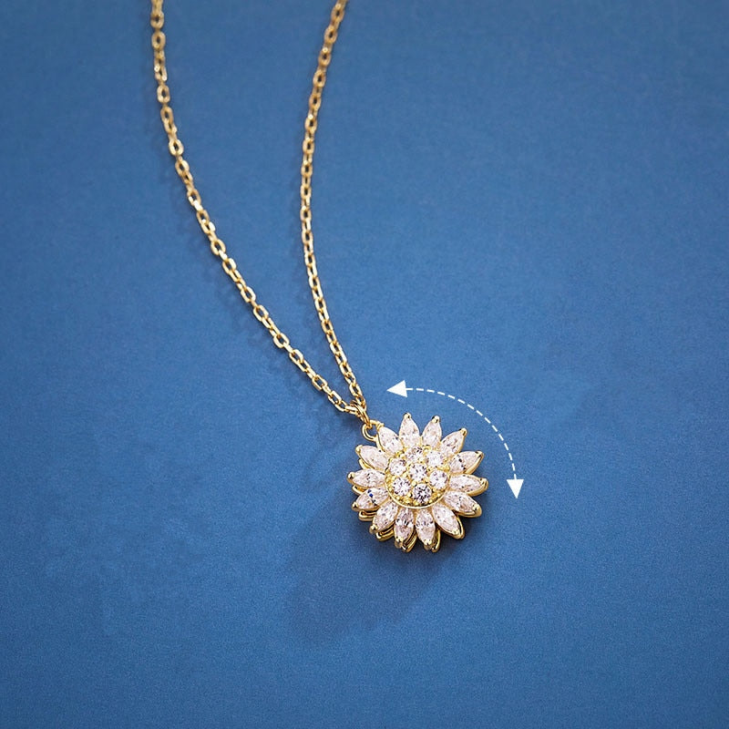 Collana Regolabile GoldenBloom | Pendente Girasole Rotante per un'Eleganza Senza Tempo