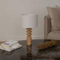 Form & Holz – Lampe de table élégante avec base en bois moderne