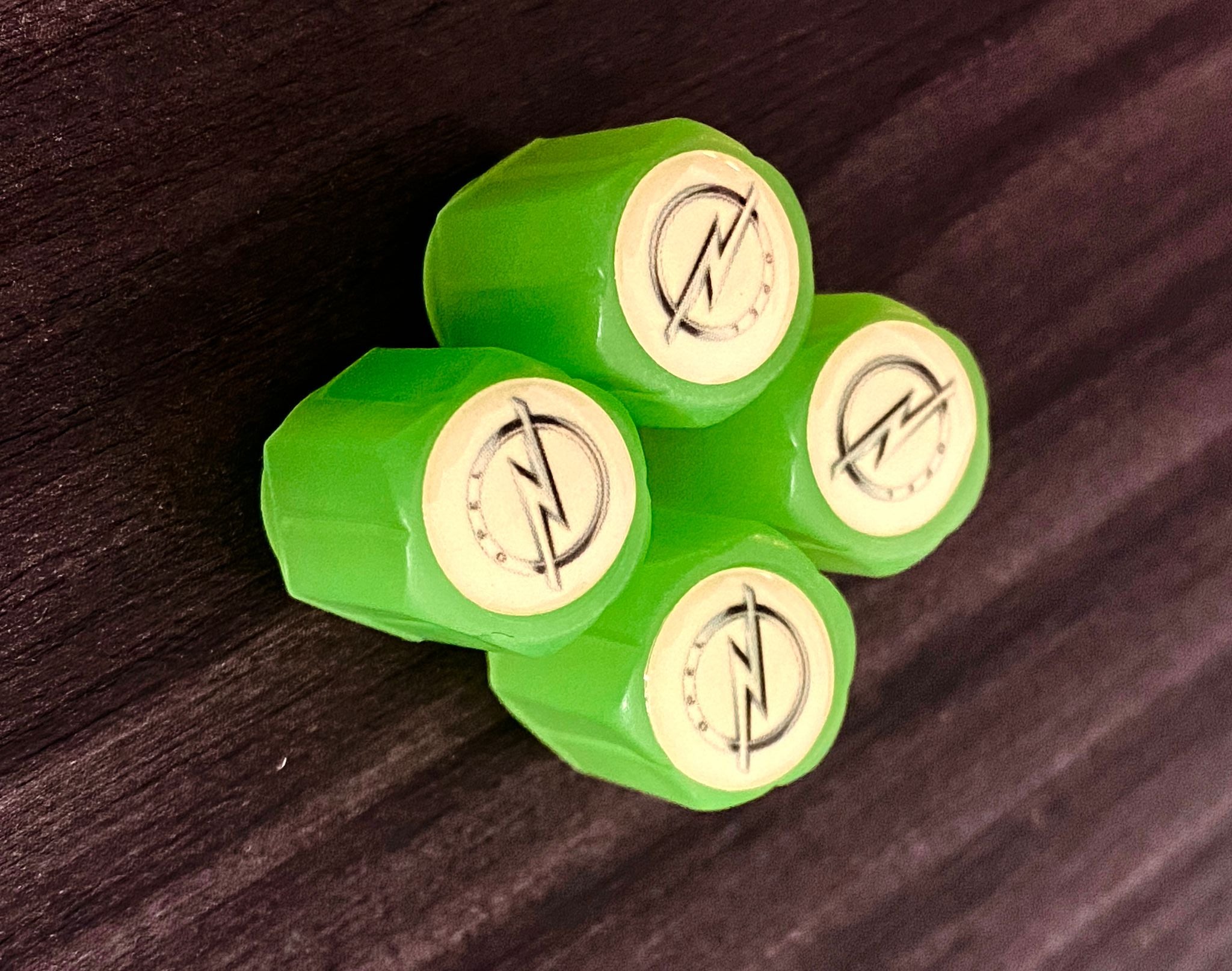 Set di 4 Tappi Valvola Illuminati con Logo – LuxaGlow