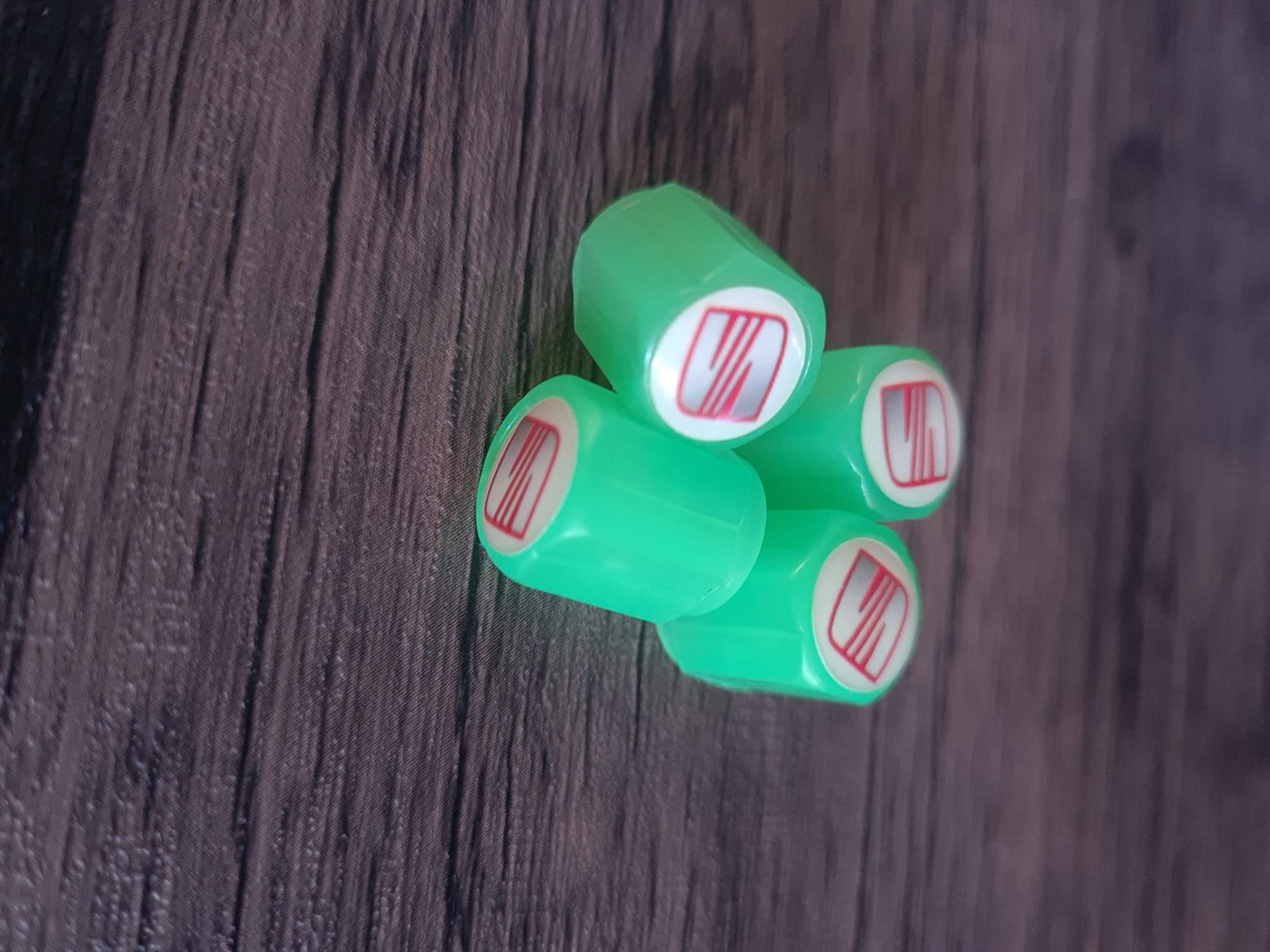 Set di 4 Tappi Valvola Illuminati con Logo – LuxaGlow