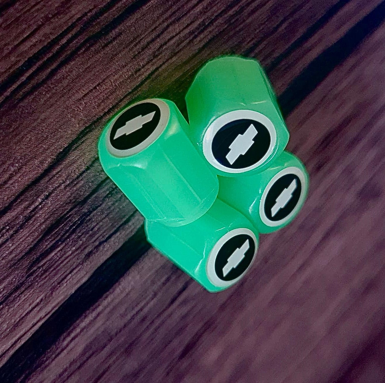 Set di 4 Tappi Valvola Illuminati con Logo – LuxaGlow