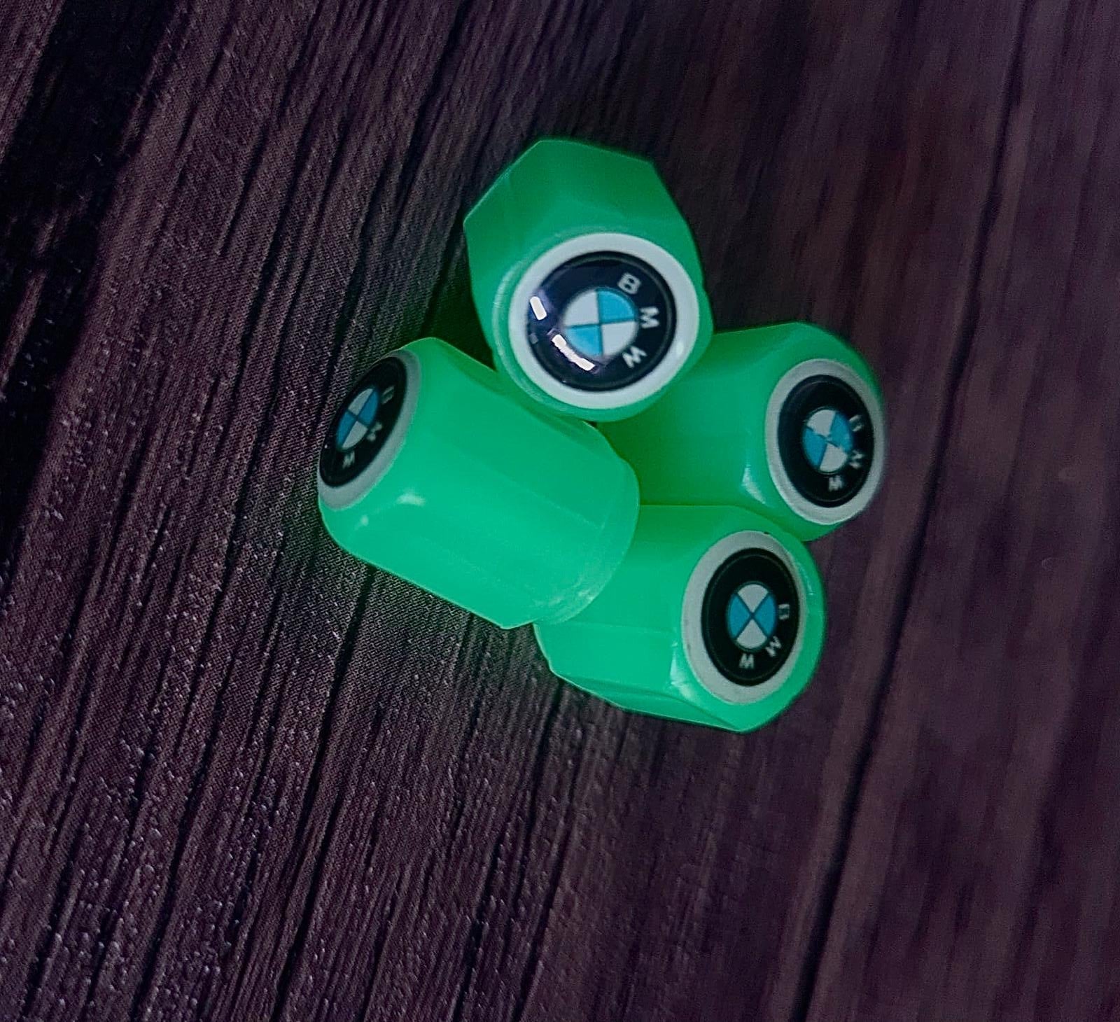 Set di 4 Tappi Valvola Illuminati con Logo – LuxaGlow