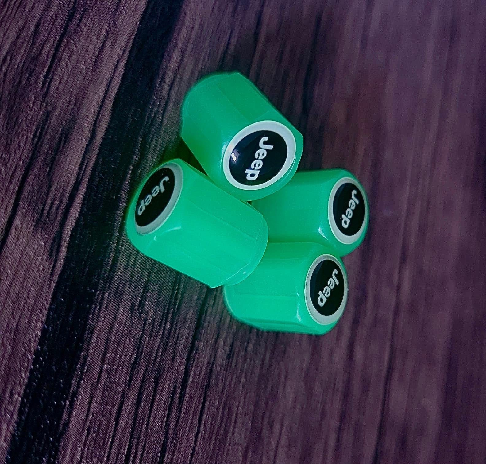 Set di 4 Tappi Valvola Illuminati con Logo – LuxaGlow