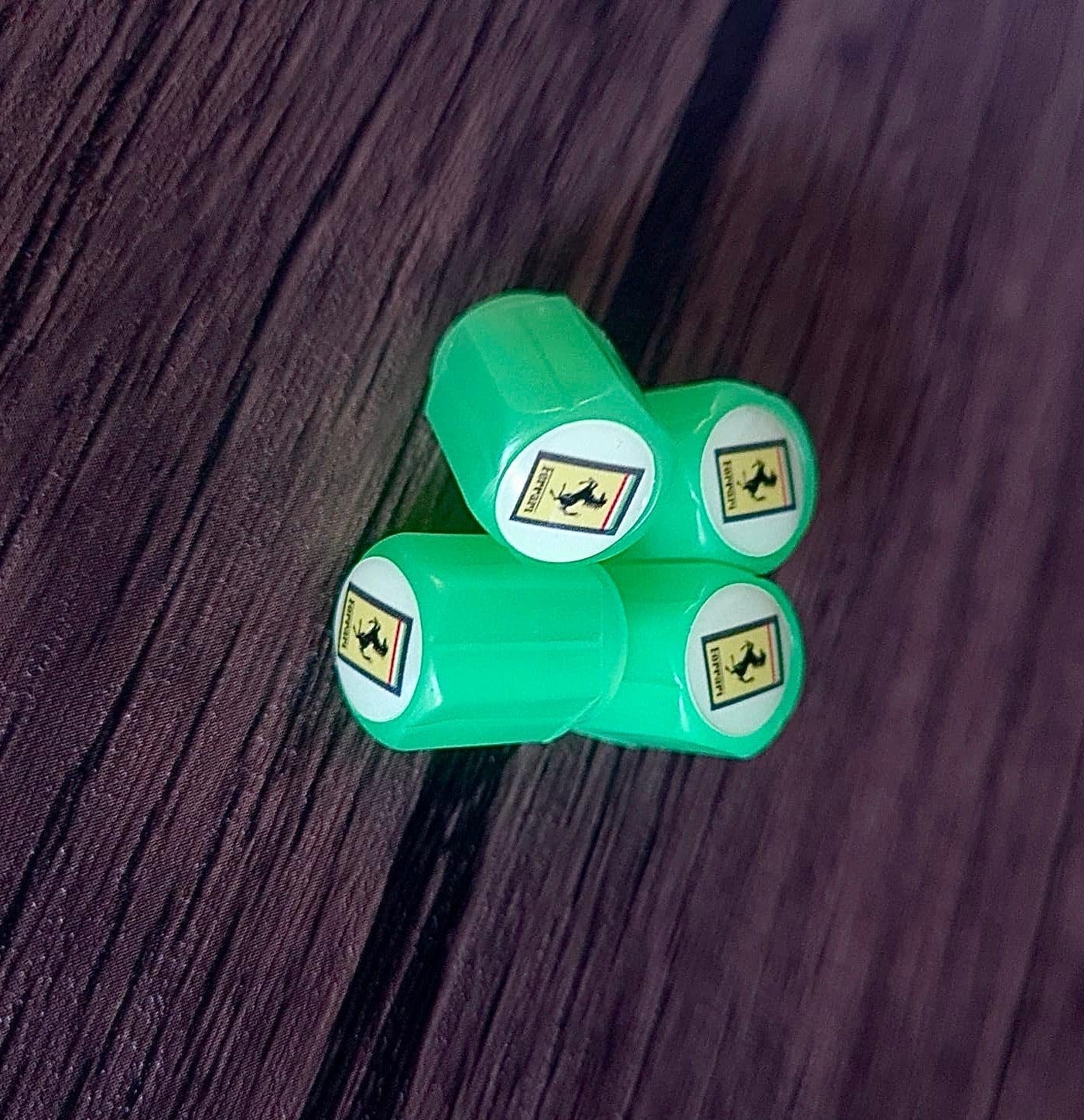 Set di 4 Tappi Valvola Illuminati con Logo – LuxaGlow