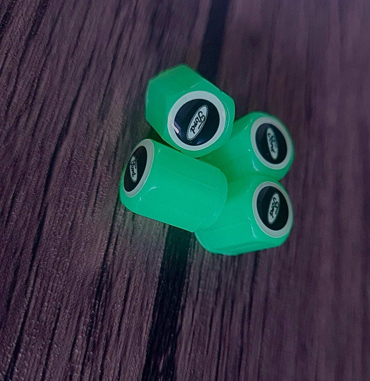 Set di 4 Tappi Valvola Illuminati con Logo – LuxaGlow