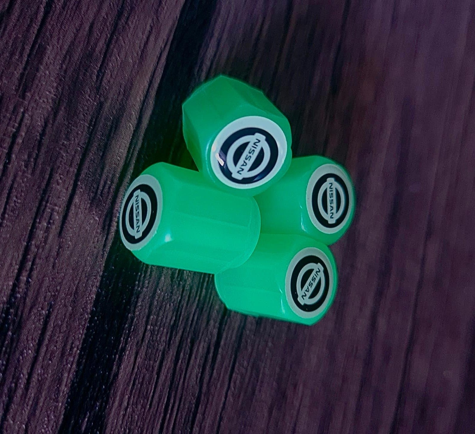 Set di 4 Tappi Valvola Illuminati con Logo – LuxaGlow