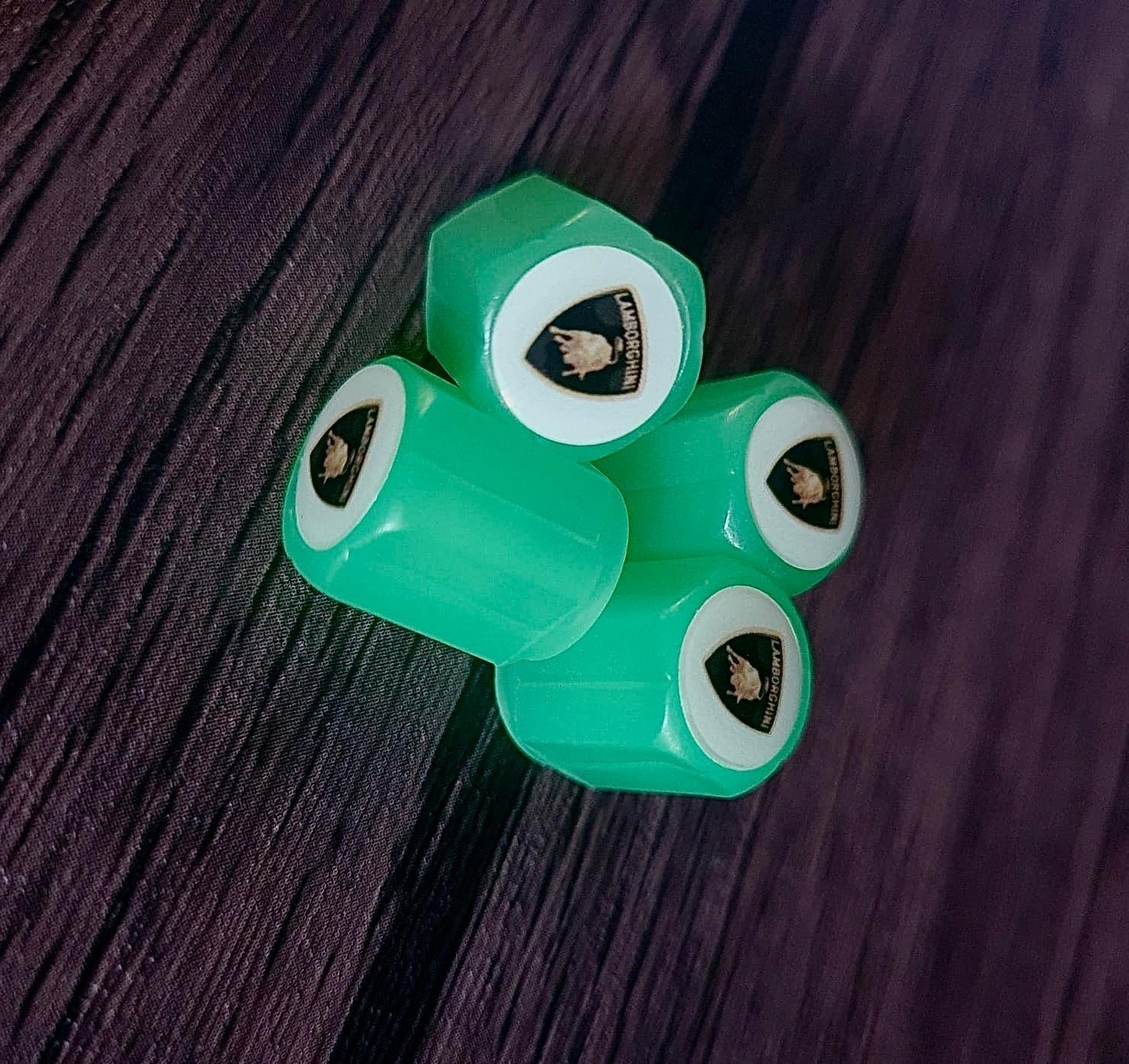 Set di 4 Tappi Valvola Illuminati con Logo – LuxaGlow