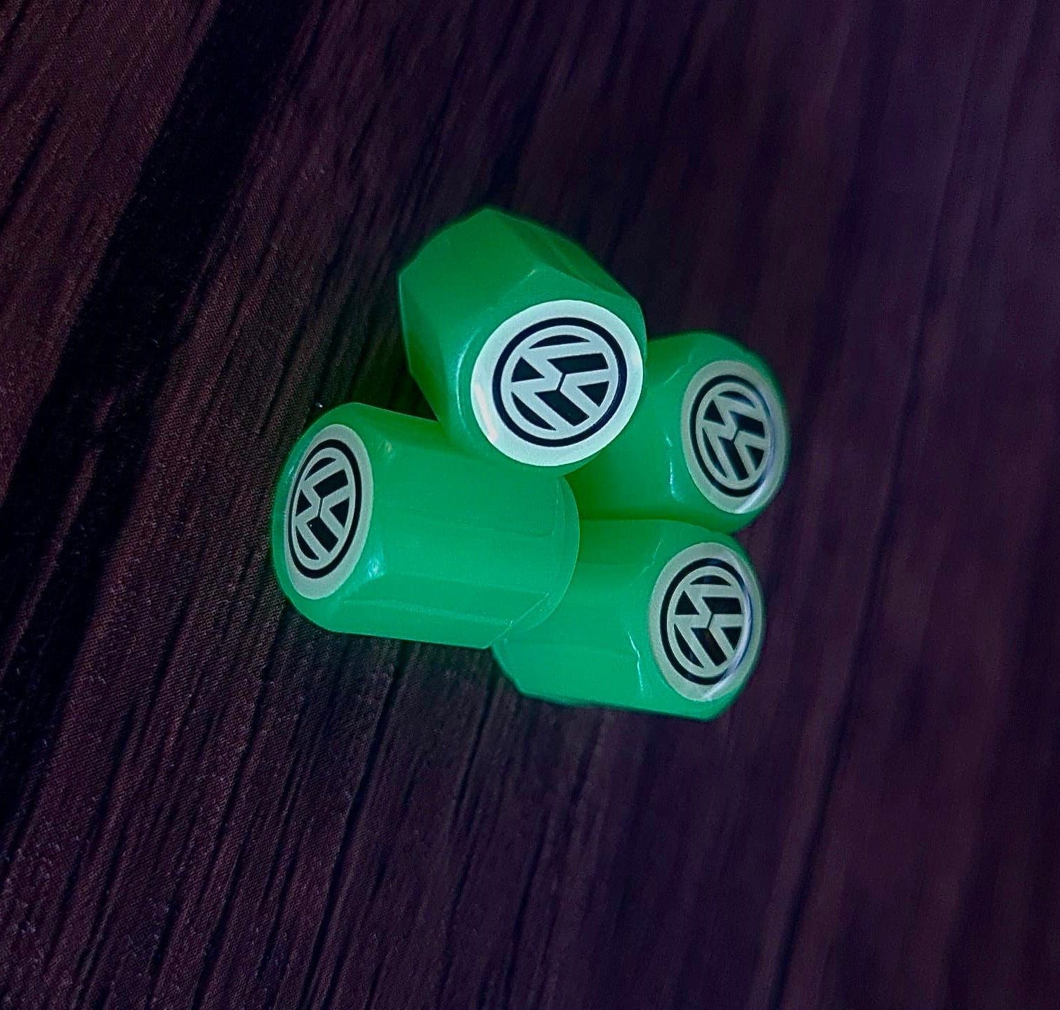 Set di 4 Tappi Valvola Illuminati con Logo – LuxaGlow