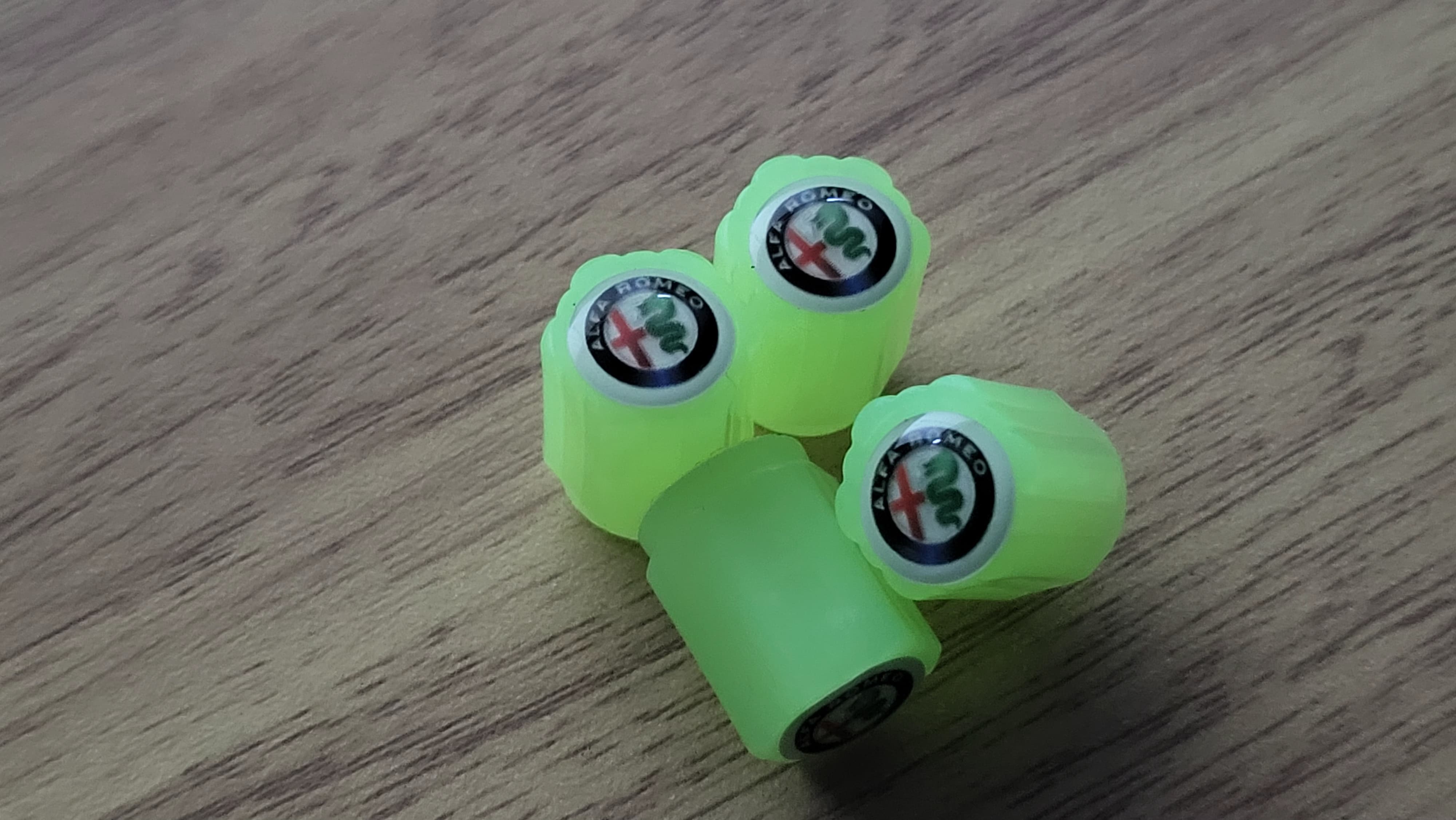 Set di 4 Tappi Valvola Illuminati con Logo – LuxaGlow