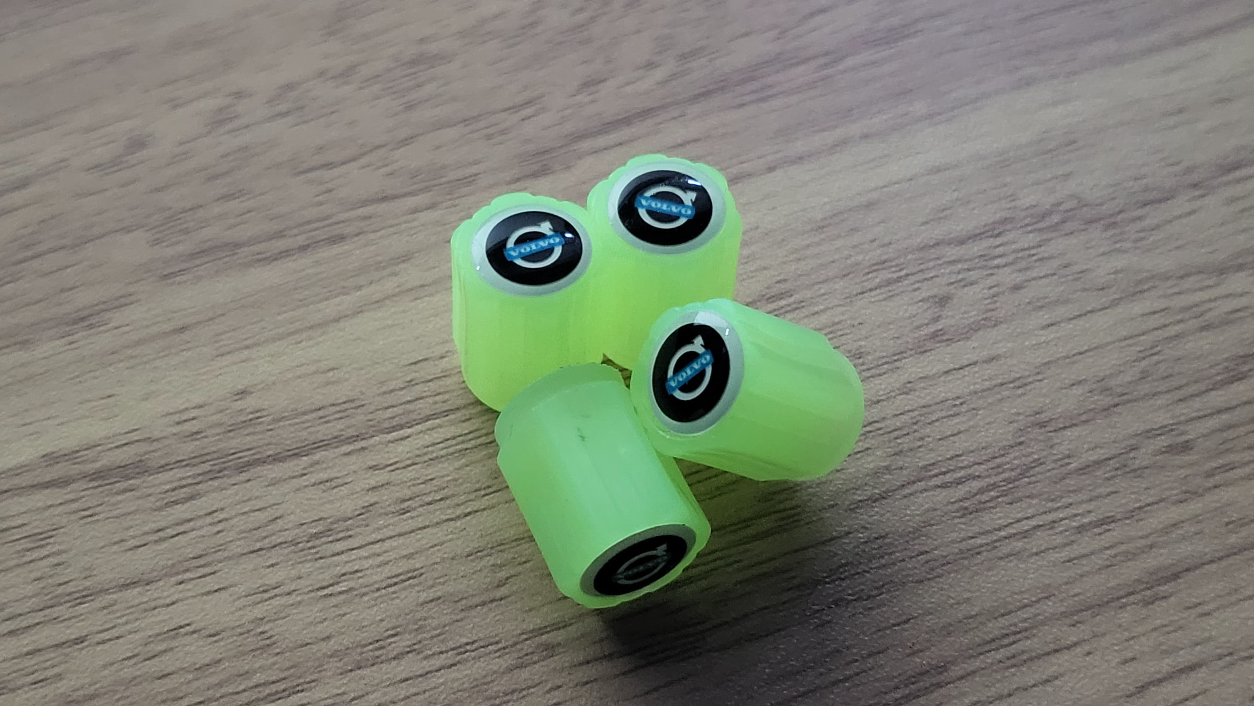 Set di 4 Tappi Valvola Illuminati con Logo – LuxaGlow