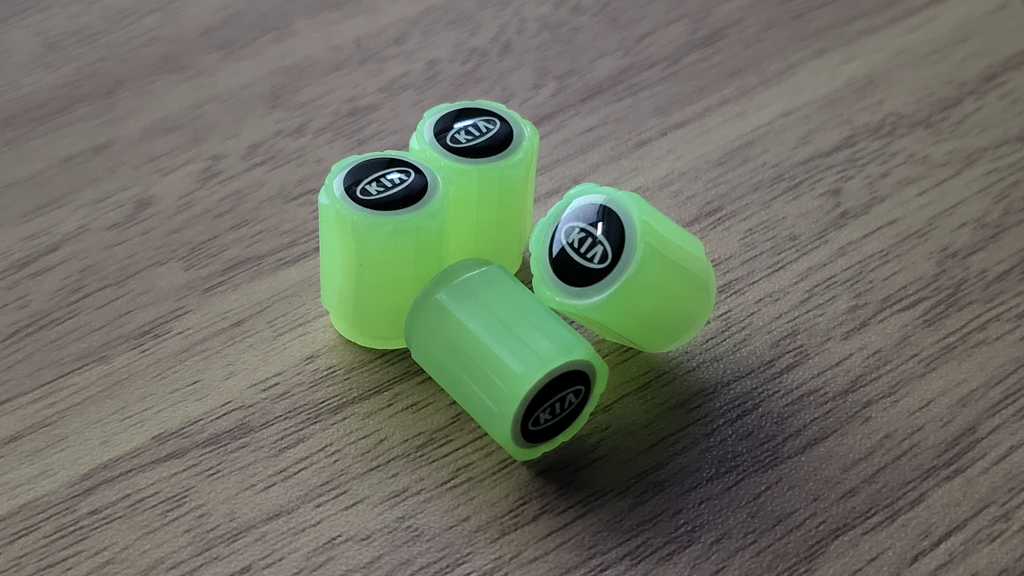 Set di 4 Tappi Valvola Illuminati con Logo – LuxaGlow