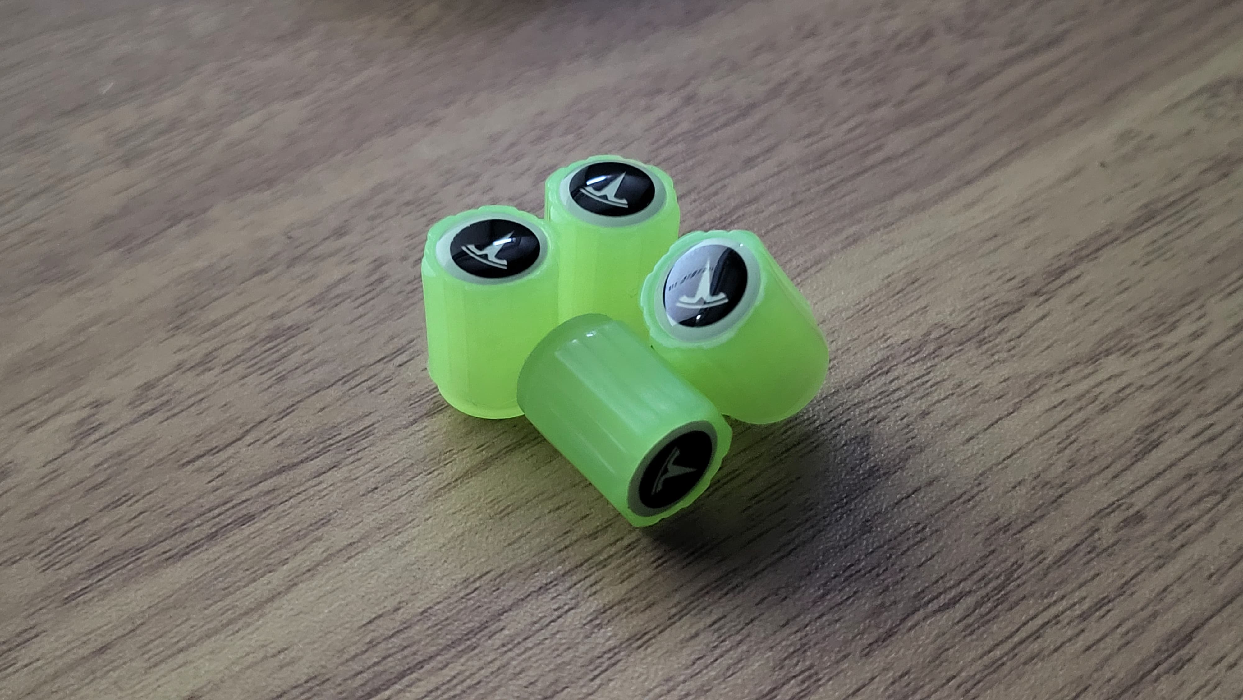 Set di 4 Tappi Valvola Illuminati con Logo – LuxaGlow