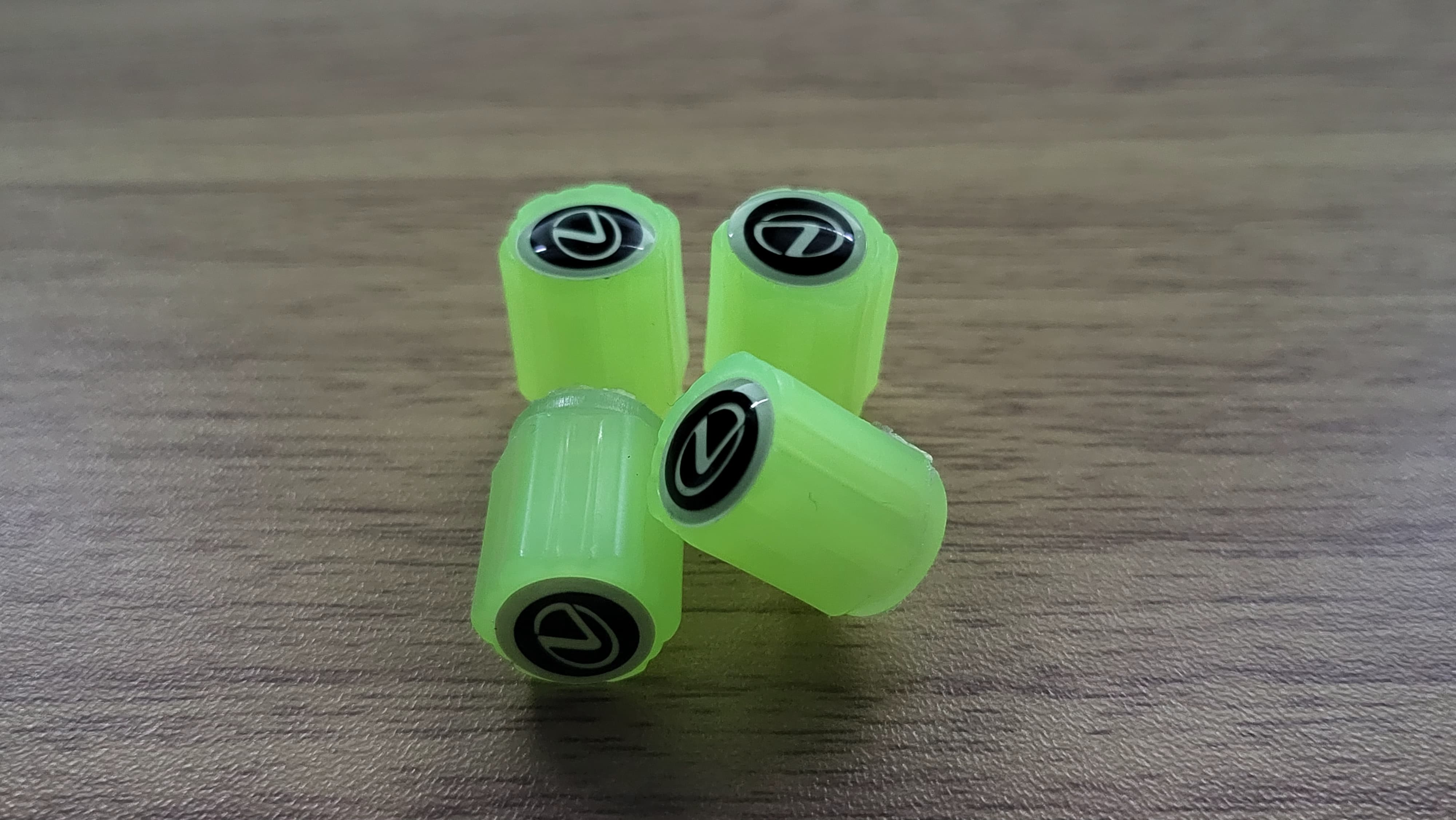 Set di 4 Tappi Valvola Illuminati con Logo – LuxaGlow