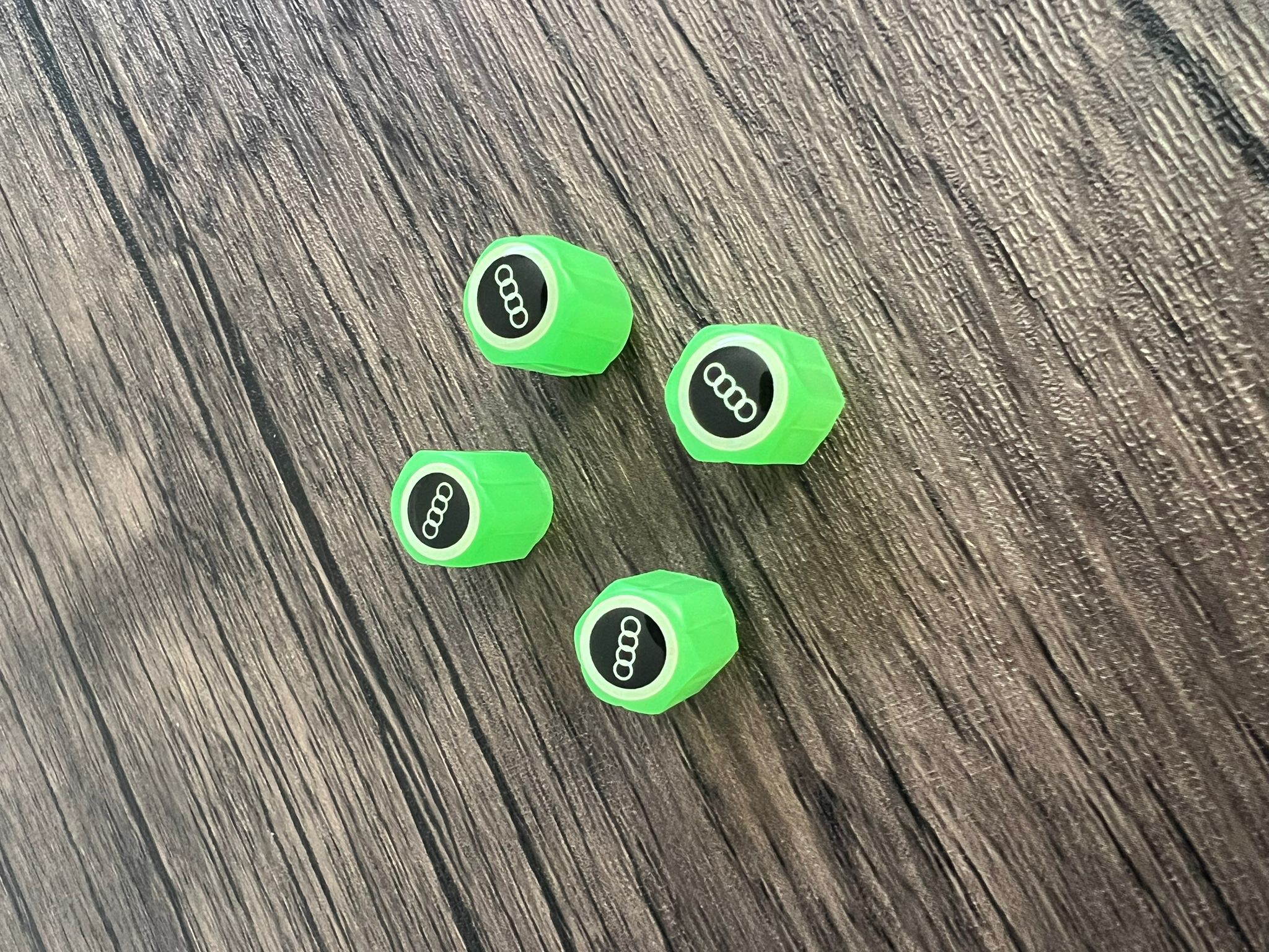 Set di 4 Tappi Valvola Illuminati con Logo – LuxaGlow