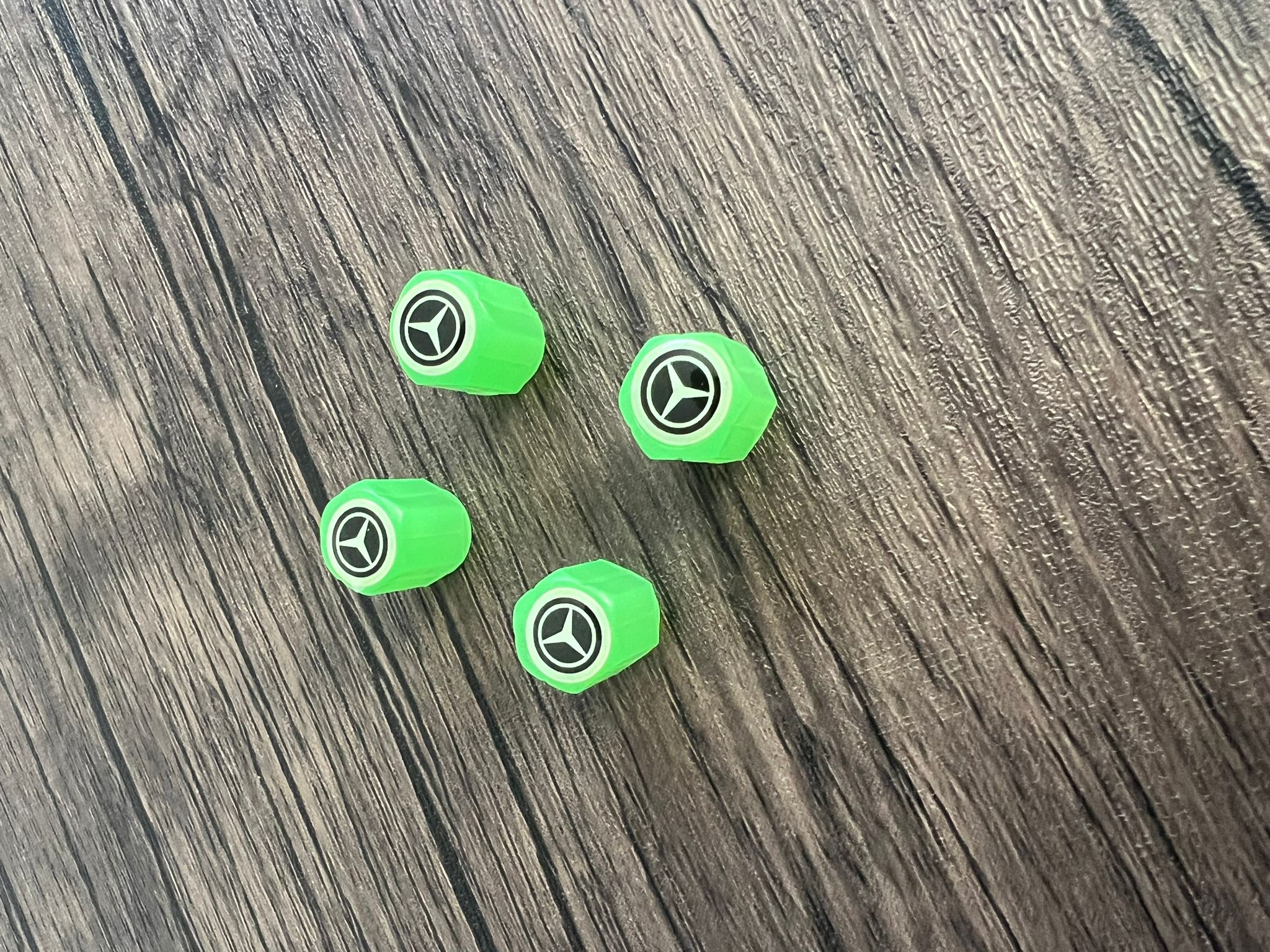 Set di 4 Tappi Valvola Illuminati con Logo – LuxaGlow