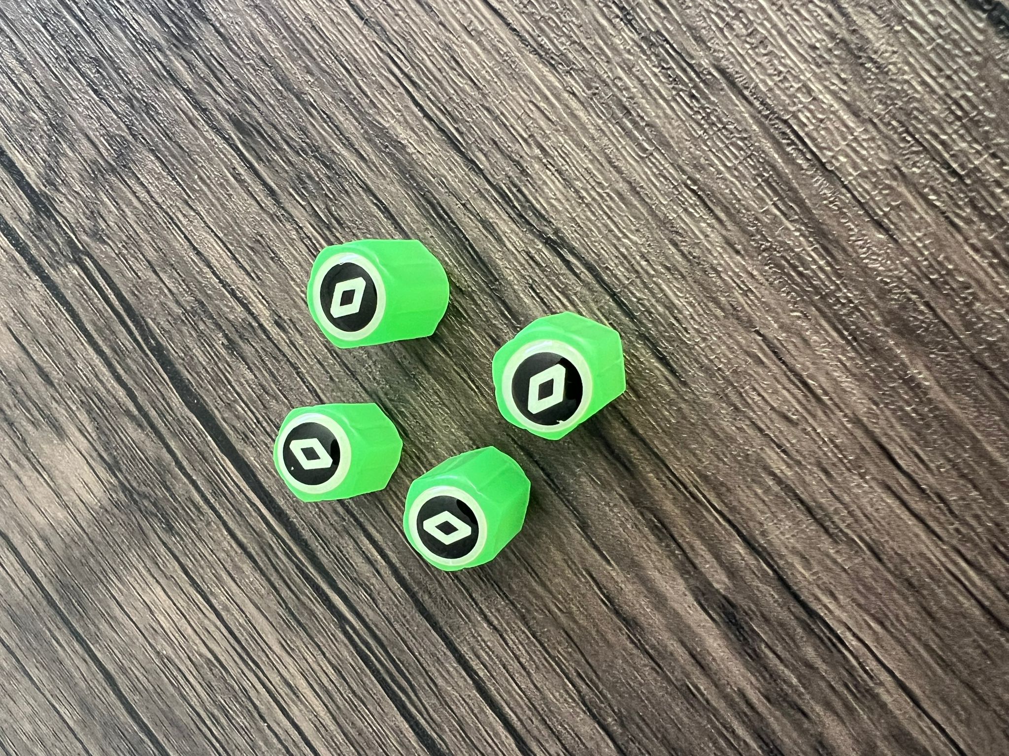 Set di 4 Tappi Valvola Illuminati con Logo – LuxaGlow