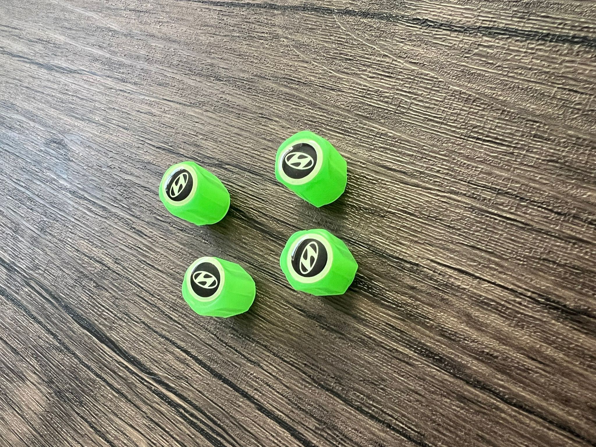 Set di 4 Tappi Valvola Illuminati con Logo – LuxaGlow