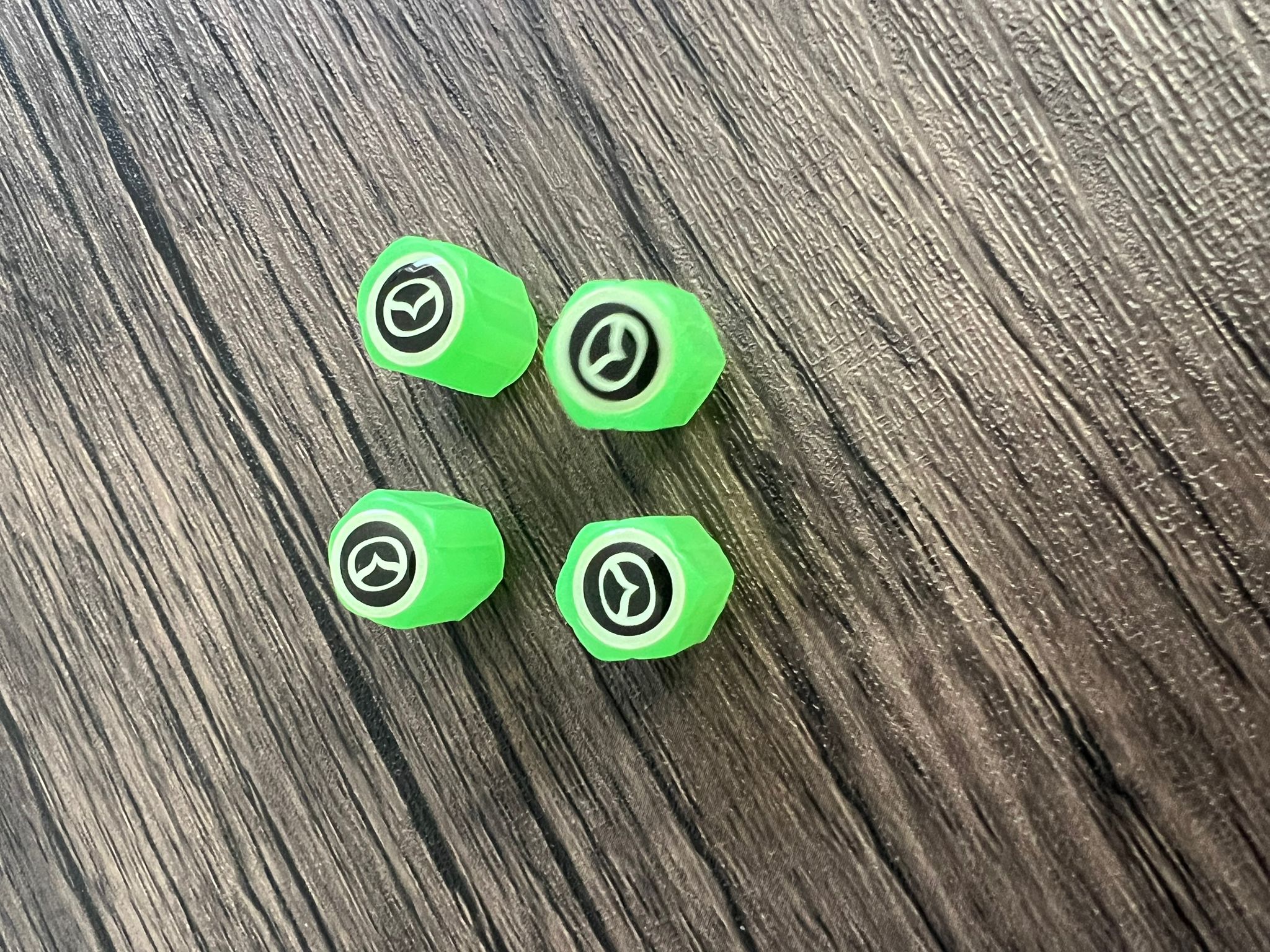 Set di 4 Tappi Valvola Illuminati con Logo – LuxaGlow