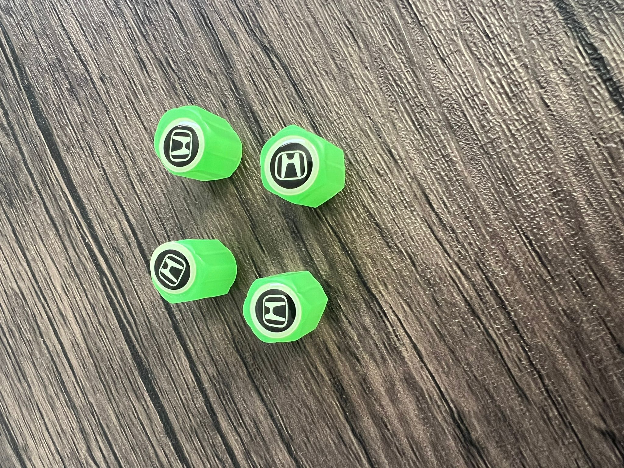 Set di 4 Tappi Valvola Illuminati con Logo – LuxaGlow