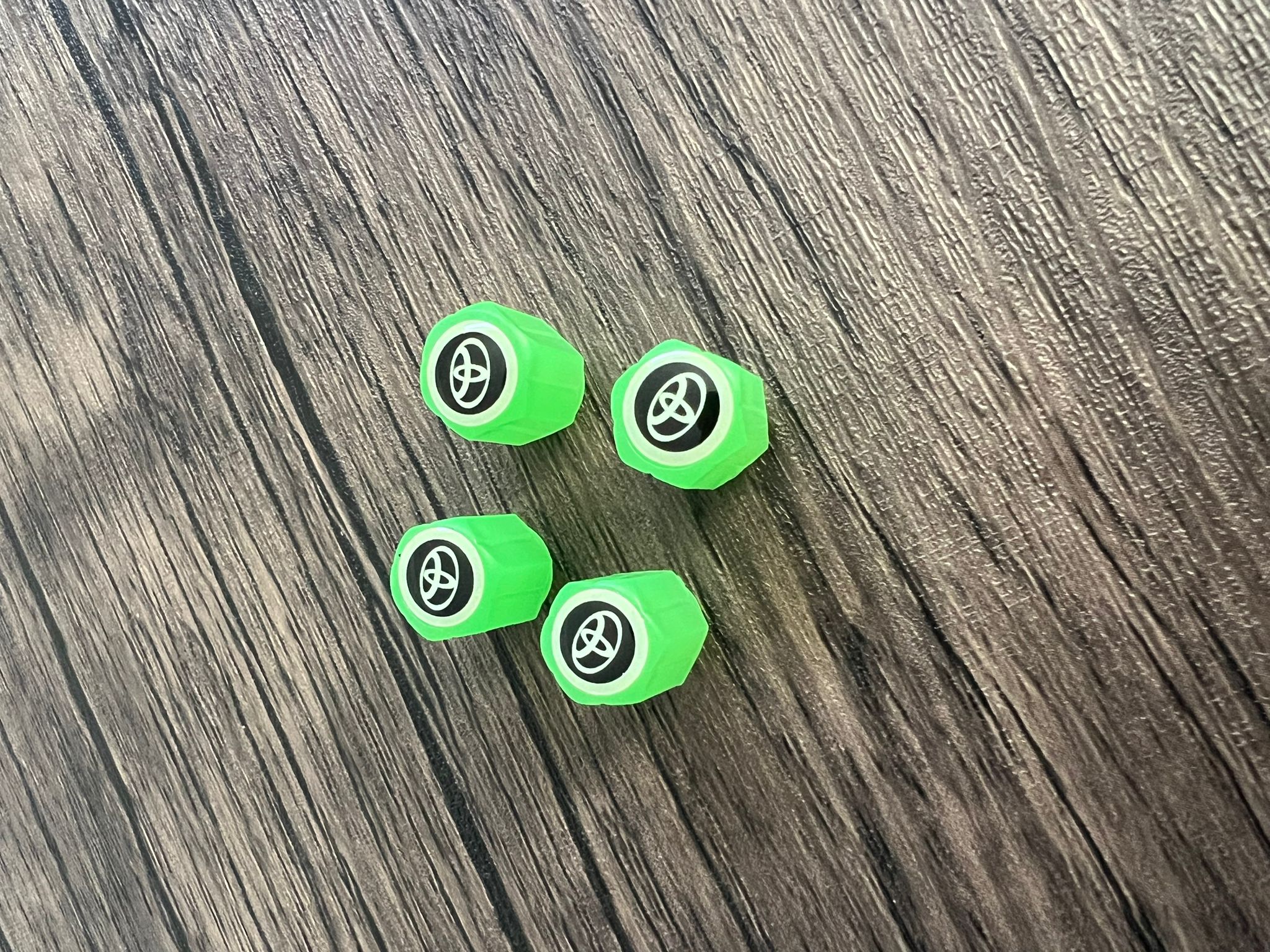 Set di 4 Tappi Valvola Illuminati con Logo – LuxaGlow