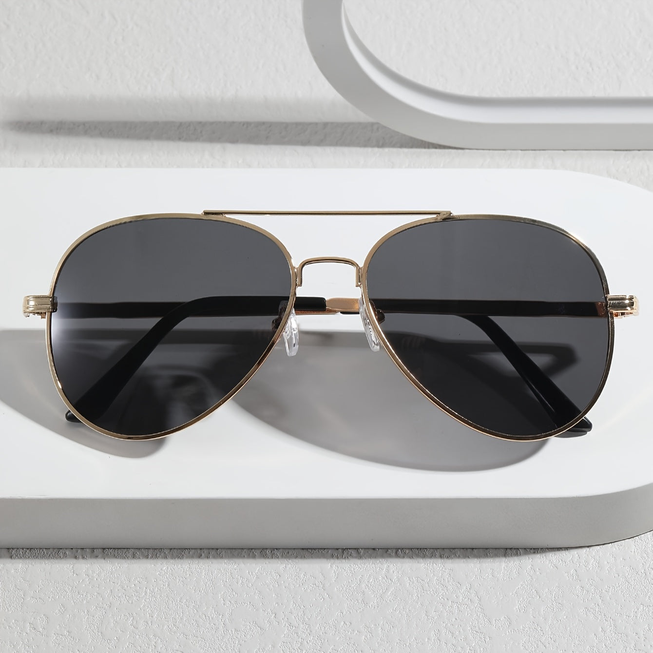 Occhiali da sole pilota per uomini – Design senza tempo in metallo e plastica per uso quotidiano
